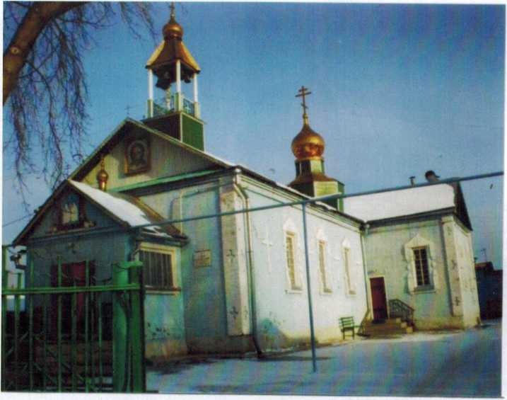 Небольшой кирпичный храм Свято-Троицкий.