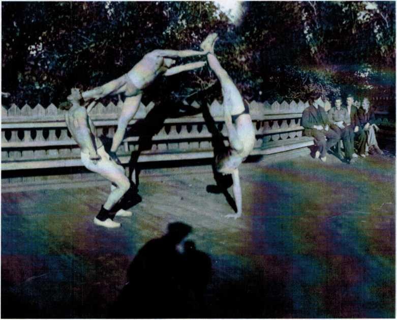 Фото 1937 года, кружок акробатики на танцплощадке