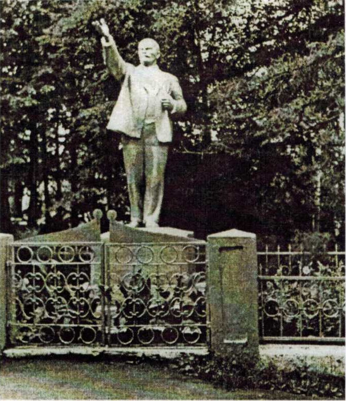 Памятник Ленину 1940-1950 годы. В 1990-х годах демонтирован
