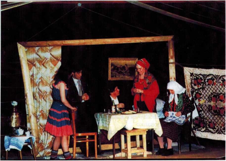 Сцена из спектакля «Семейный портрет с посторонним - С. Лобозёрова», 1996 год