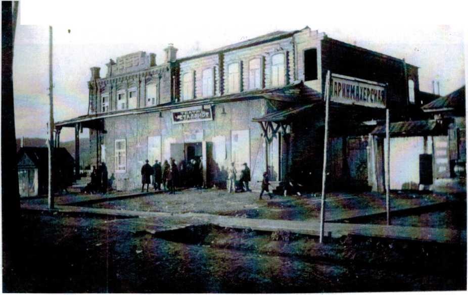 С 1953 по 1955 годы ДМШ занимала три комнаты в доме купца Бисярина, позднее кинотеатр «Металлист»