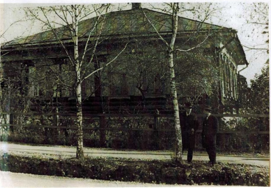 С 1955 по 1961 годы музыкальная школа находилась в доме Портнова по ул. Ленина