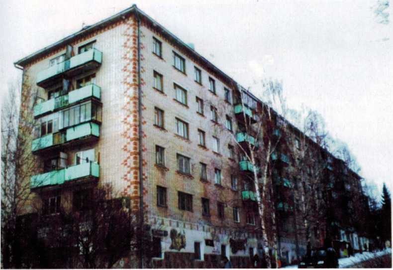 С февраля 1975 года ДХШ находилась в 4-х комнатной квартире на втором этаже 