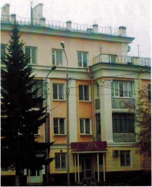 1951г. - Фасады украшены пилястрами, колоннами на балконе 