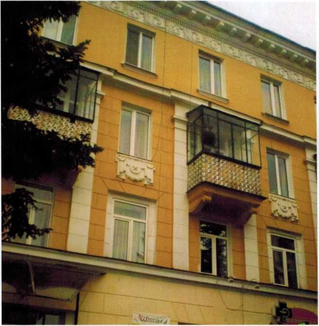 Фасад украшен орнаментальным фризом, пилястрами, прямоугольными балконами и лепным узором под окнами