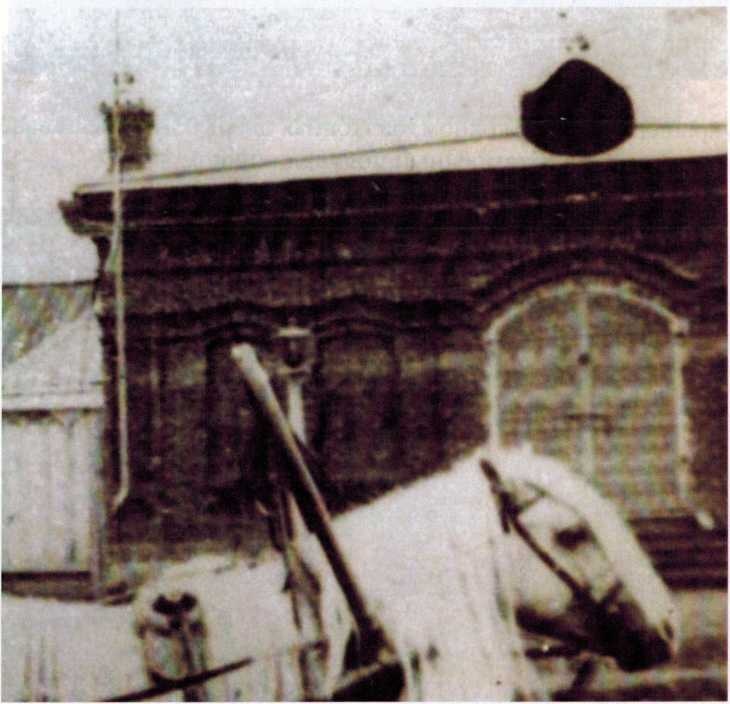В 1910 году в складе магазина В.П. Ларионова был устроен кинотеатр «Заря»