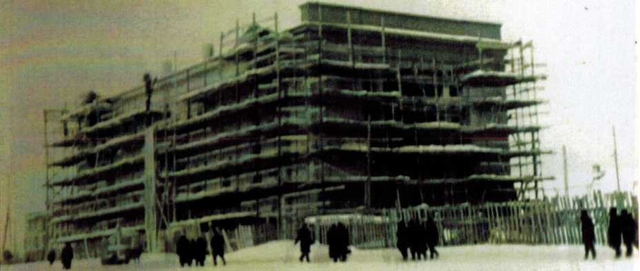 Начало 1953 года, идёт строительство кинотеатра «Металлург» на 600 мест по проекту архитектора С.И. Якшина