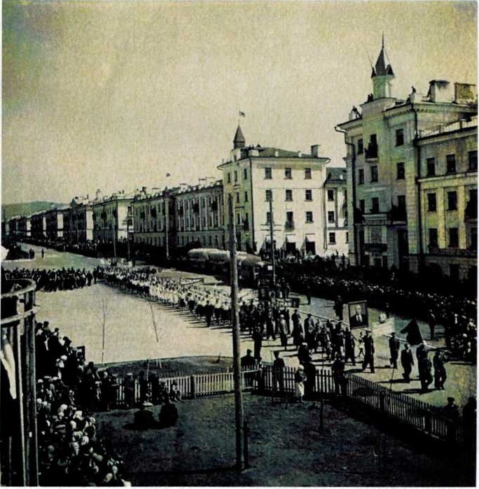 Первомайская демонстрация середина 1950-х годов