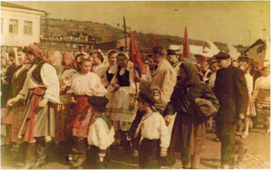 Колона демонстрантов из Нижнего селения движется к центру города на площадь Металлургов, фото 1956 года