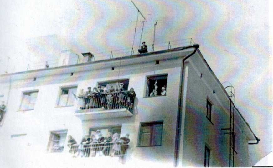 Белоречане с большим интересом смотрели Первомайскую и Октябрьскую демонстрации на 7 ноября с балконов и крыш