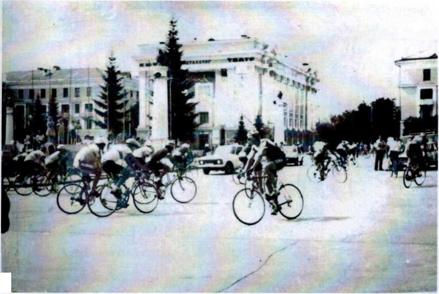 На площади проводятся соревнование по велоспорту
