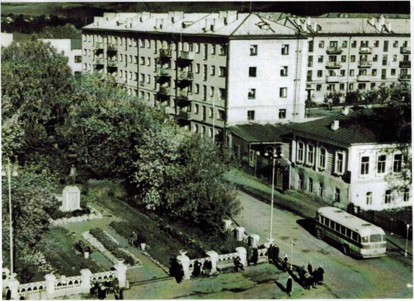 В 1963 году построен пятиэтажный дом на ул. Ленина