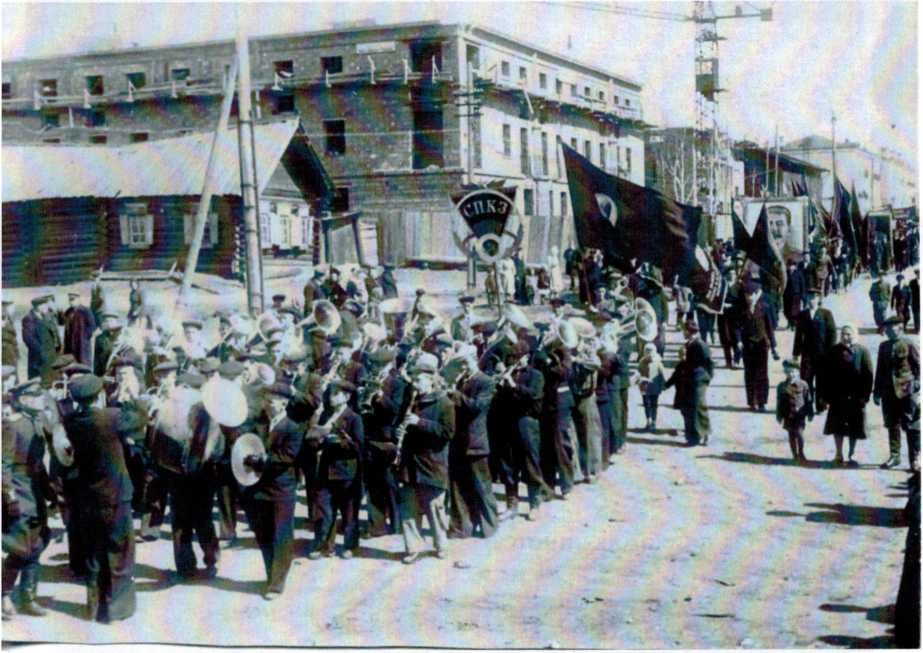 1951 год, ещё не было кинотеатра «Металлург», а по площади движется первомайская демонстрация