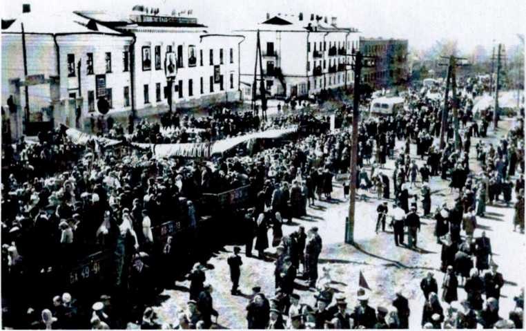 Перед Горкомом партии поставлена трибуна, проводится митинг 1951-53 годы