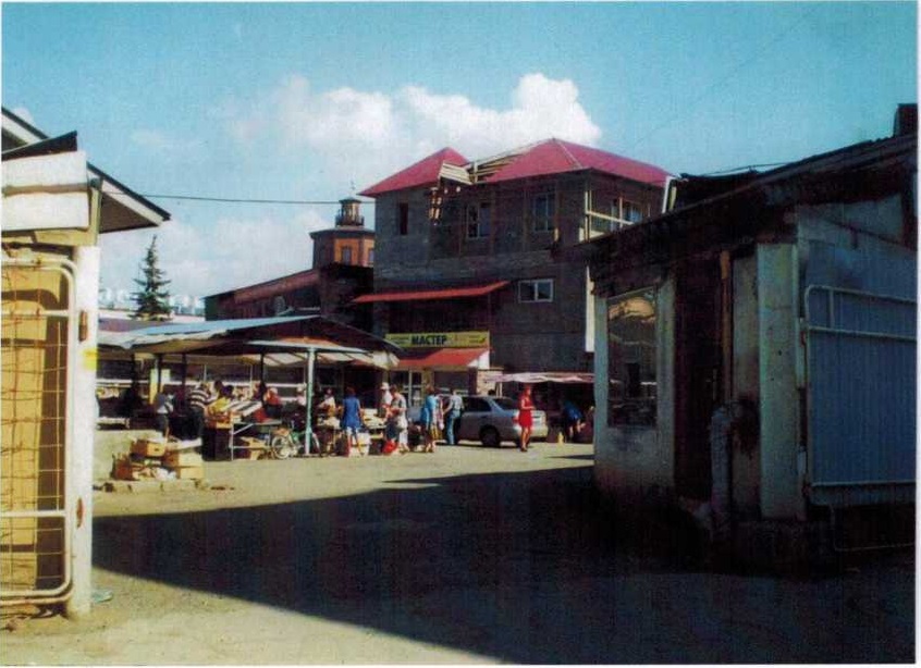 С 1990-х годов на месте двора магазина П. Бисярина расположен мини-рынок