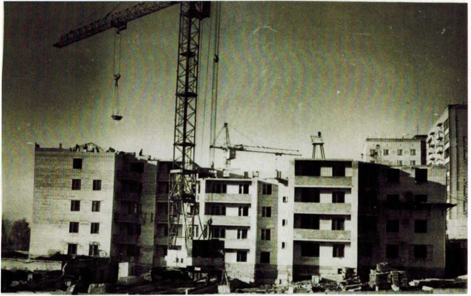 В 1990-е годы застраиваются дома с квартирами улучшенной планировкой на углу улиц Крупская и 50 лет Октября