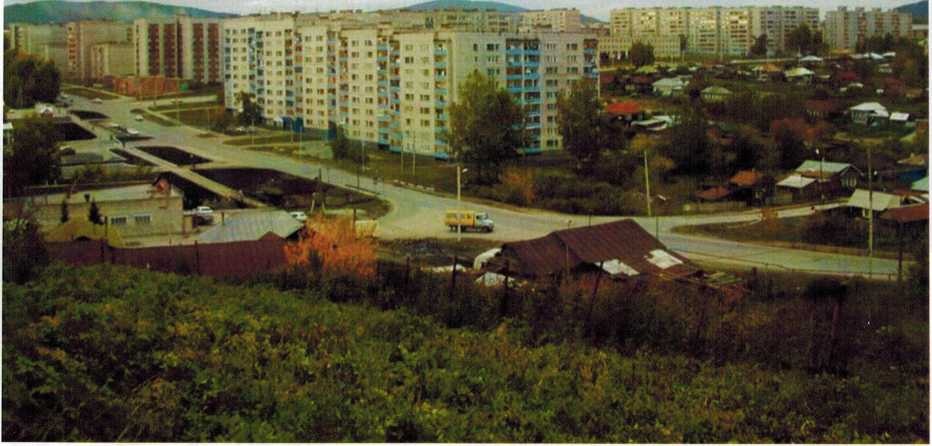 Ул. Кирова, правая сторона застроена 9-ти этажными домами в 1990-2000 гг