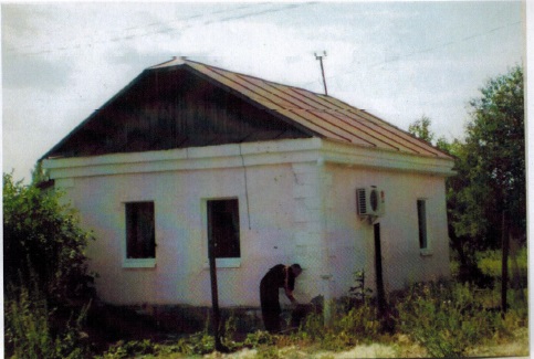 В Октябрьском посёлке после В.О. войны было построено 29 домиков на одну семью. Дом для рабочей семьи постройки 1946 года