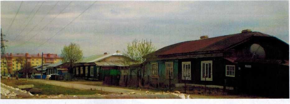 Такие же шесть бараков - домов на две семьи для рабочих были построены параллельно на ул. Челябинская