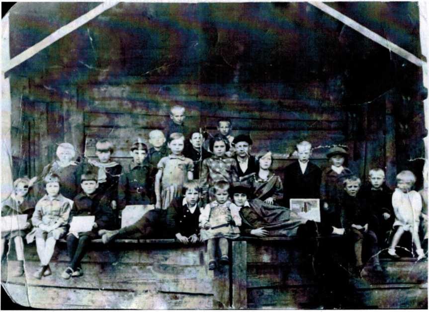 Фото 1935 года летняя площадка на Тёплой канавке у завода, воспитатель П. Земцов - студент педучилища 6-й во 2-ом ряду