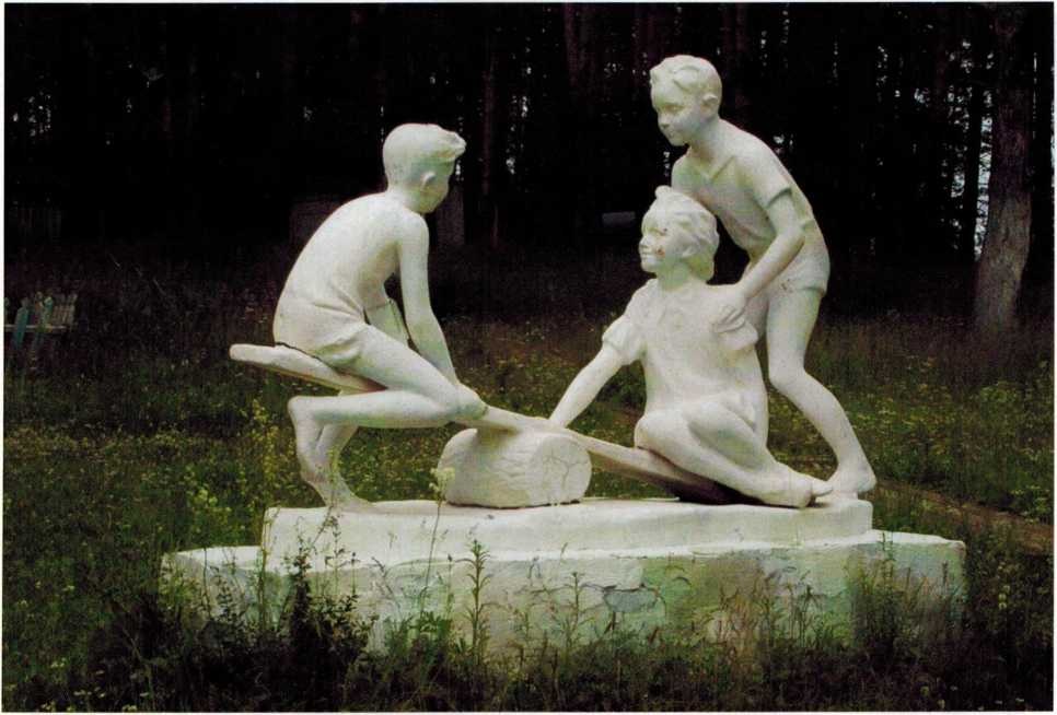 Скульптурная группа в пионерском лагере им. Александра Матросова в Тирляне