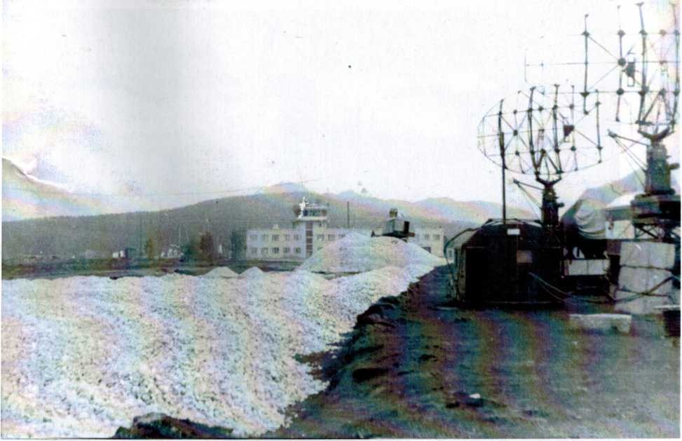 В 1975 году начало строительства взлётной бетонной полосы