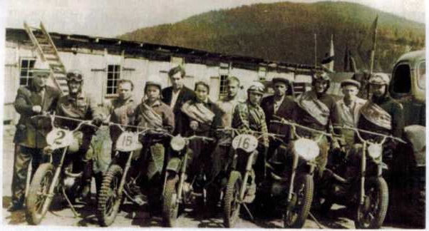 Участники соревнования по мотоциклетному спорту