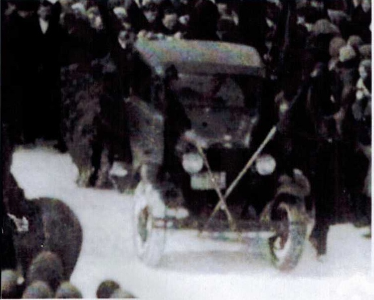 Один из первых автомобилей в Белорецке, фото сделано на улице Кашинска - Тукаева в 1920-х годах
