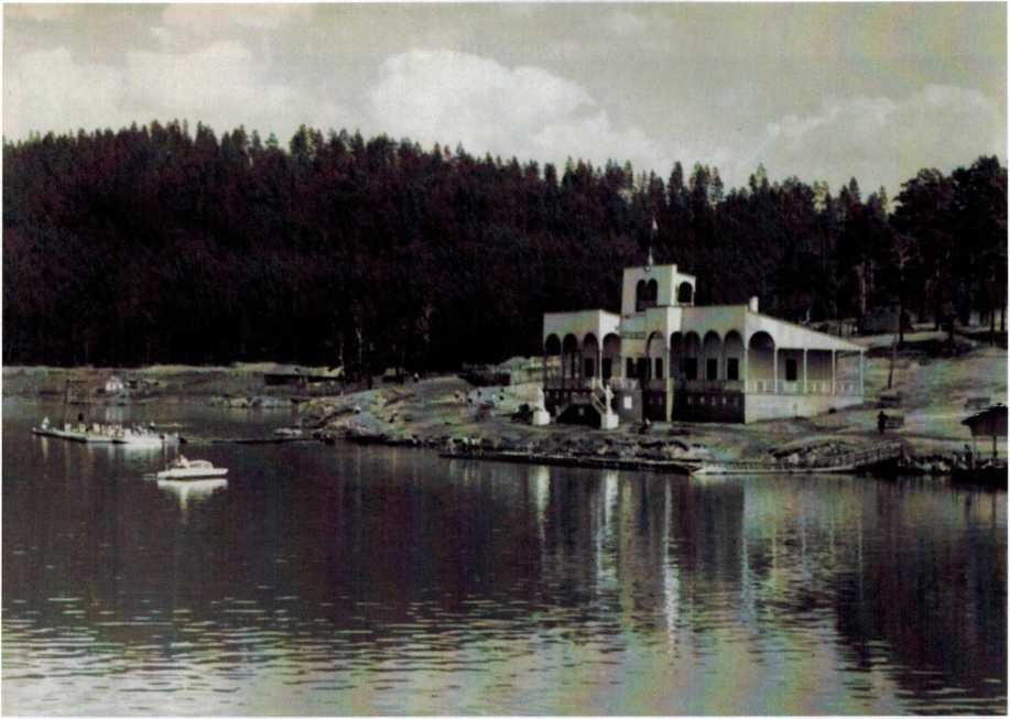 В 1955 г. построена водная станция СГЖП, в 1956 г. установлены статуи