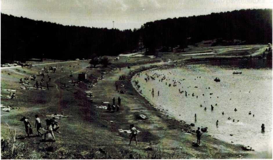 В 1930-1950-е годы берег был расчищен и подготовлен для общего пользования, под городской пляж