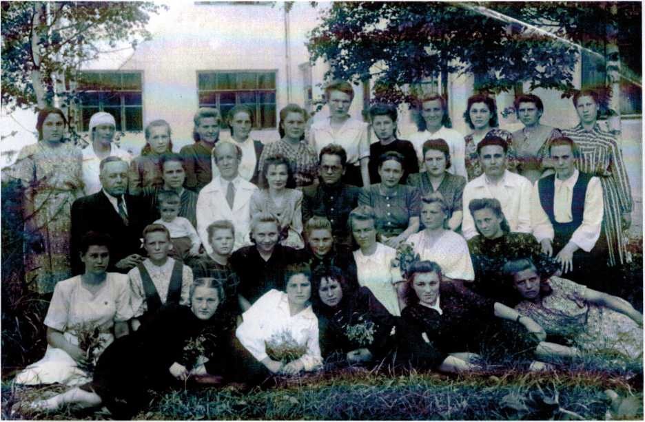 Григорий Васильевич Ларионов, сидит первый слева в 3-ем ряду, 1950-е годы