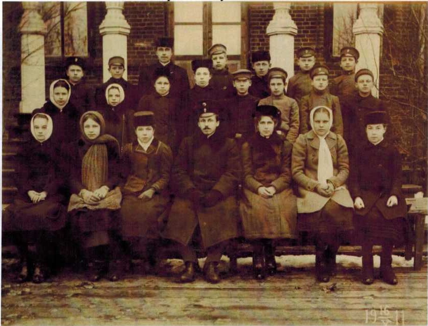Учащиеся городского училища 1911 года, первый ряд, третья слева Ляндина (Загребина) Мария