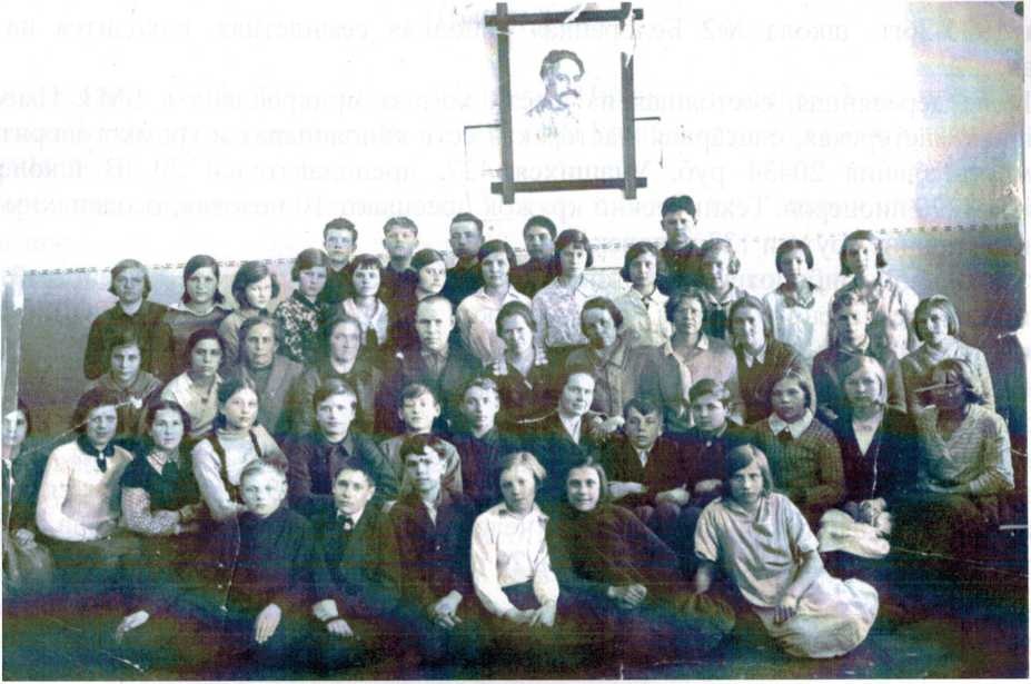 Учащиеся школы №2, 1922-23 гг., слева во втором ряду восьмая - учительница Озерова А.В