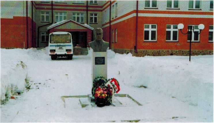 Средняя школа №3 с 2005 года ул. Дзержинского, 2. Памятник Сурину В. К.- почётному гражданину г. Белорецка с 1997 года