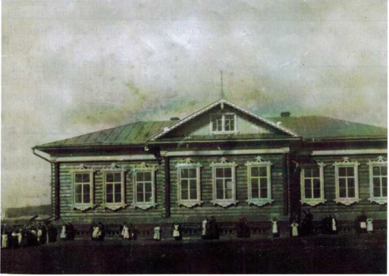 Церковно - приходская женская одноклассная школа основана в 1897 году, затем переименована в Министерское женское училище. С 1918 года Единая Трудовая школа №5 первой ступени до 1933 года