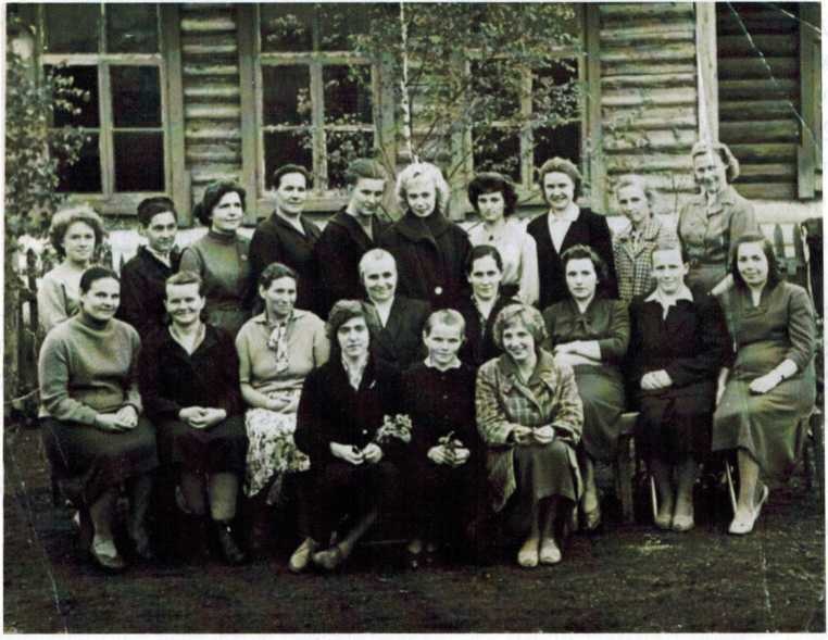 1962 г. Учителя начальной 9-й школы. 2-ой ряд 4-ая - Т. Н. Ведешкина- директор школы, фото 1960-е годы