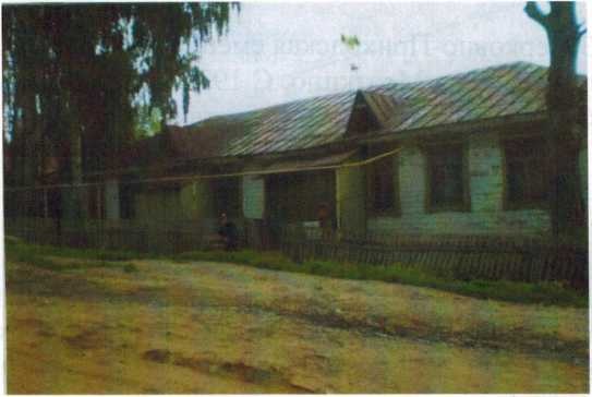 В статистическом отчете за 1935-36 учебный год школа № 12 деревянная, одноэтажная, имеет три комнаты.