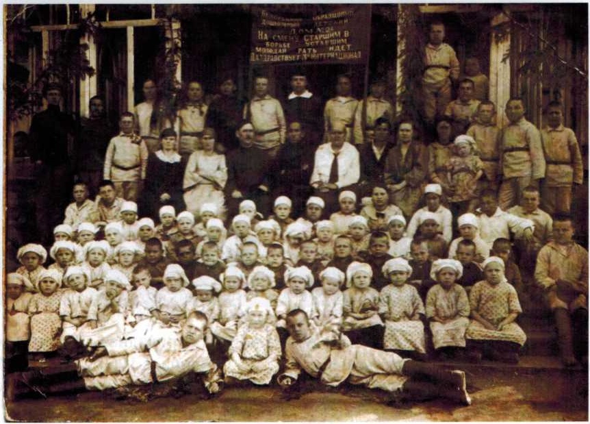 С 1914 по 1923 гг. находился детдом и при нём 13 школа (фото 1921 г.- директор Недоспасов А.М.)