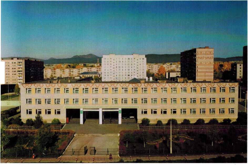 Средняя школа № 21 открылась в 1988 году по ул. 50 лет Октября, 48.