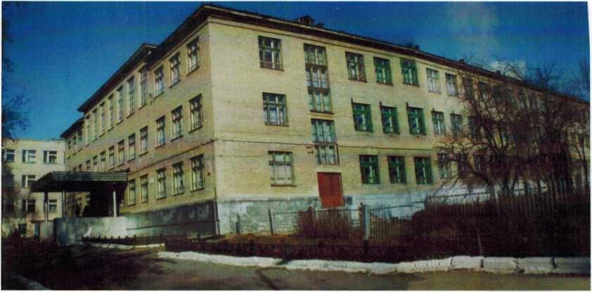 Средняя школа №17 была открыта 8 октября в 1962 г. по ул. Карла Маркса, 48. присвоено имя Героя Советского союза А. Г. Серебрянникова.