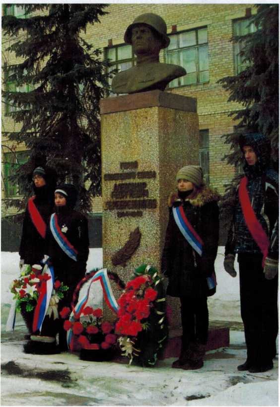 Памятник Герою Советского союза Александру Герасимовичу Серебрянникову- автор И. П. Колчин, установлен 11 декабря 1965 года.