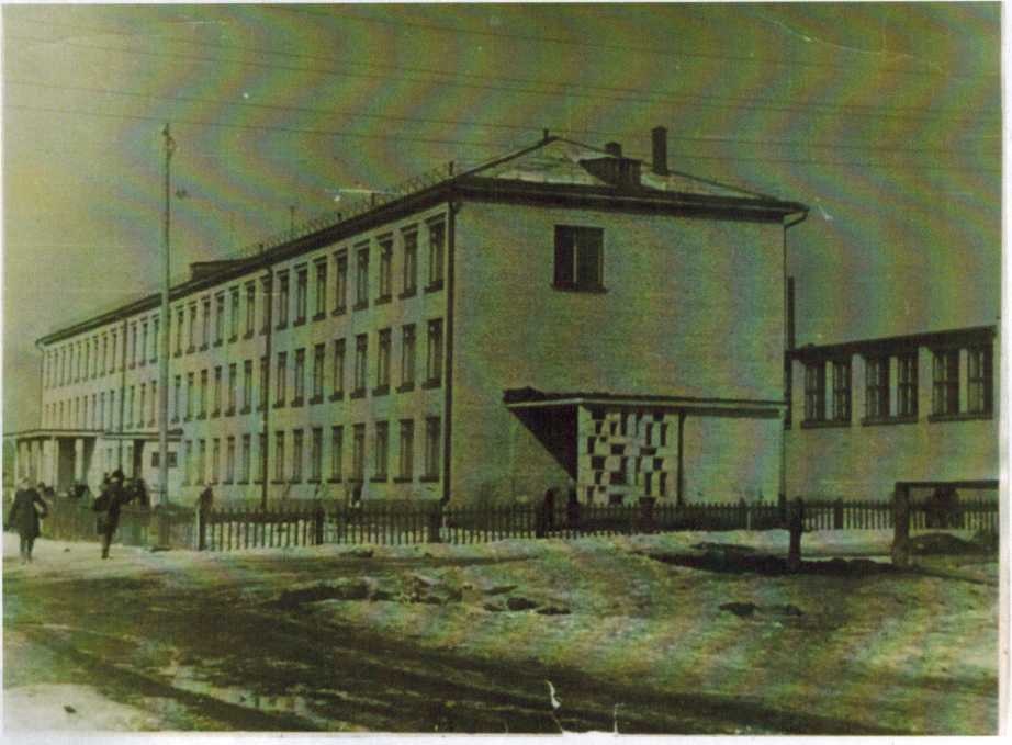 Средняя школа №18, открыта 1 октября 1965 года по ул. Молодежная, 61.