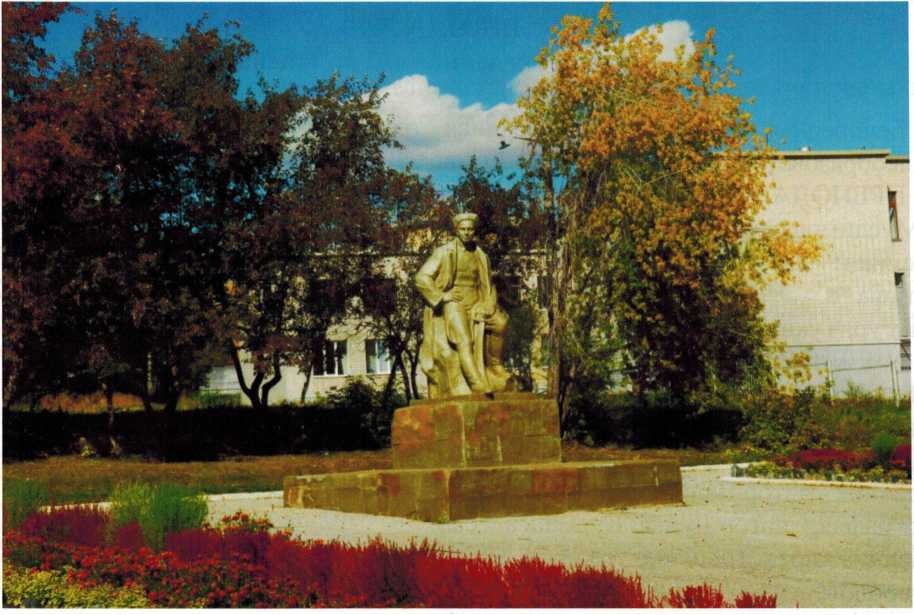 Памятник писателю А. Гайдару, чьё имя носит 20 школа.