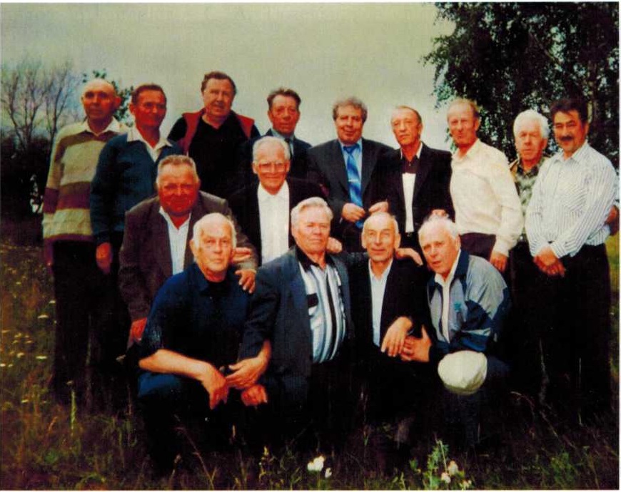Встреча выпускников Металлургического техникума в 1997 году 5- ый слева в 3 ряду - В. Кулеша директор БМК.