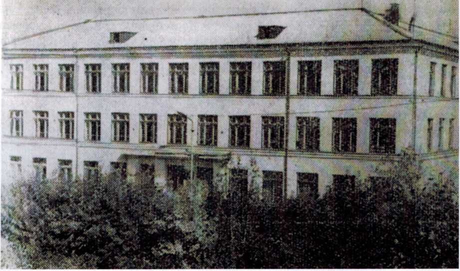 Здание построено в 1951 году по ул. Косоротова, 6. В 1957 году 1 сентября открылся филиал Горно-металлургического института г. Магнитогорска. Вечерняя школа рабочей молодежи расположилась в 1959 году.