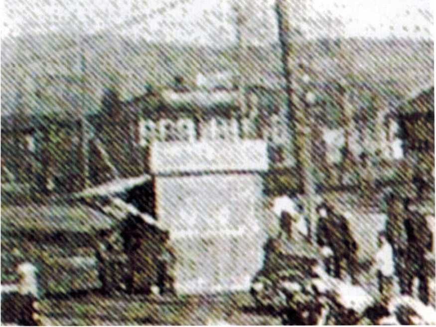 1931 год. Торговый ларёк около Дворца БМЗ