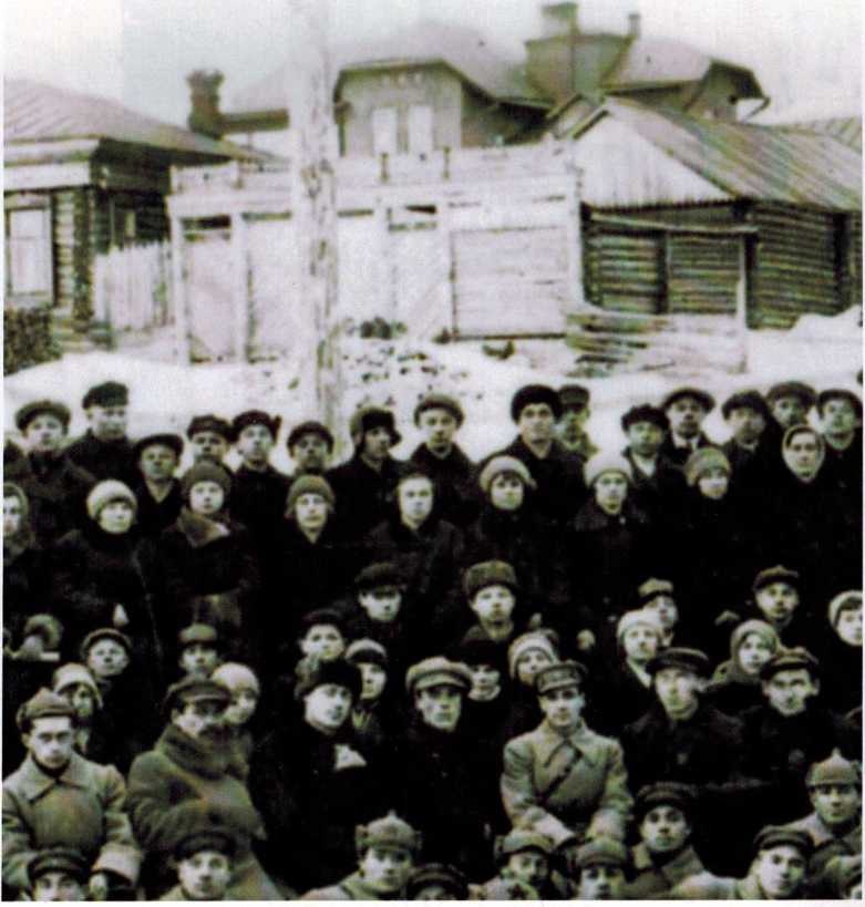 Около 1935-36 гг., фото около дома Обороны на углу ул. Кирова и Ленина