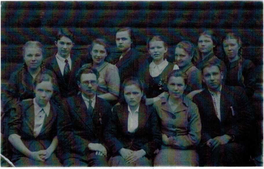 Учащиеся 1-ой средней школы, фото 2 мая 1944 года, в центре учитель математики Горохов А.А.,Шишова Р.П. по химии, Михеева В.М.- директор