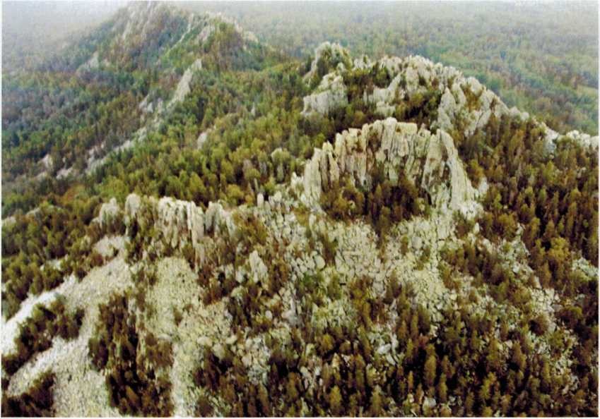 Гора Третья Малиновая, вид с севера со стороны Отнурка, пилот В. Бошкарёв, фото А. Крепышева 2013 года