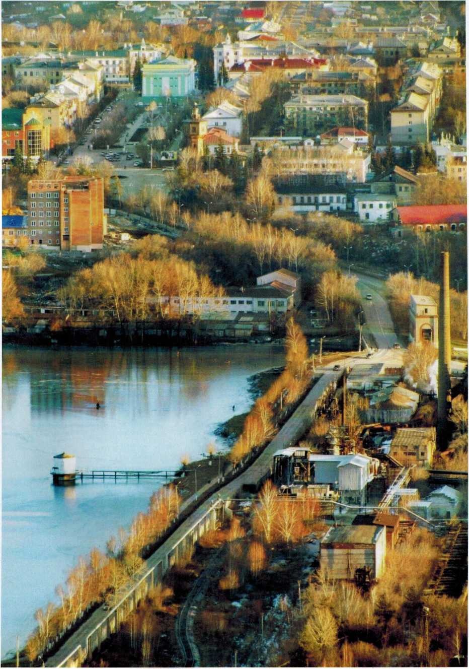 Вид на город и завод, фото О. Игиташева и А. Крепышева, 4 ноября 2014 года